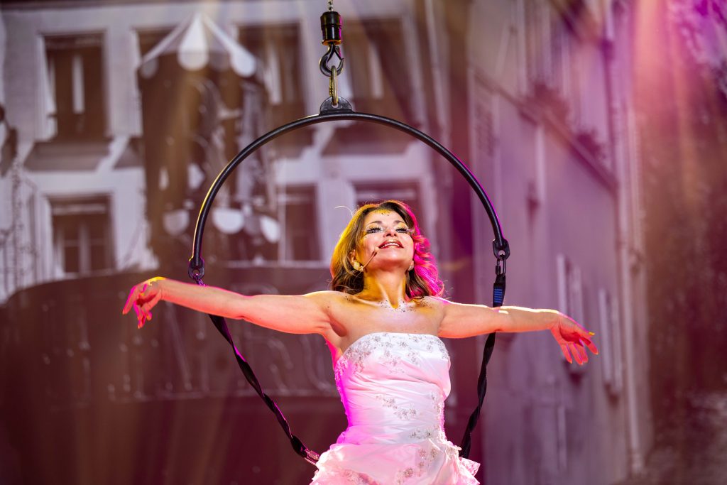 CIMMTL23-GalaGeneral-20230501-602A9524 Trapeze artist at gala