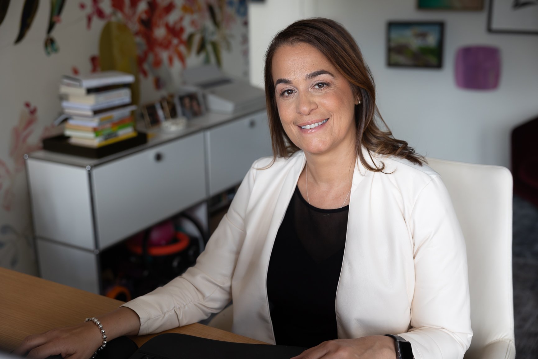 Female executive portrait using window light Jean Saad, Expo Media