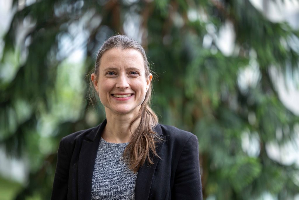 CREDIT Julian Haber- Portrait Styles20230503-602A1040 Environmental portrait of woman smiling against backdrop of trees