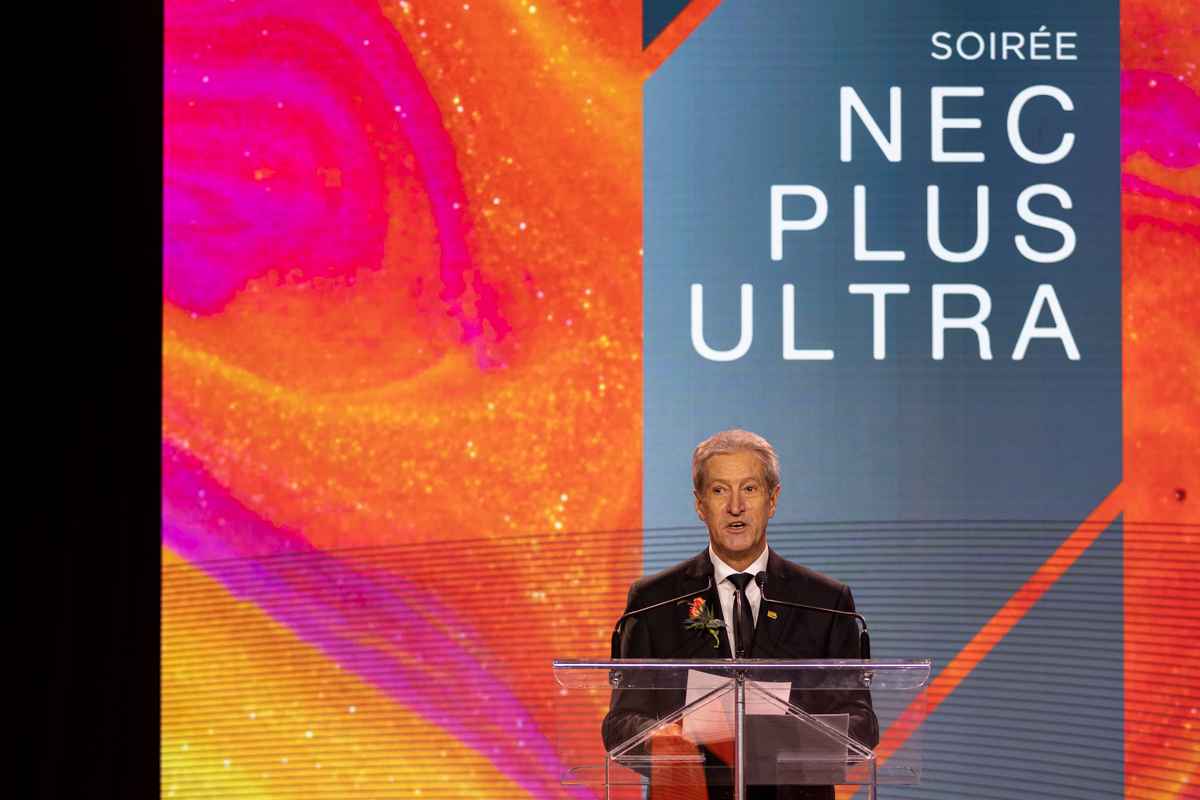 cpa-nec-plus-ultra-gala-photography-montreal2 Keynote speaker at the podium during the CPA Québec Nec Plus Ultra gala in Montreal by Julian Haber.