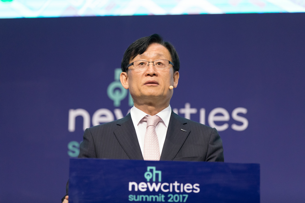 julian-haber-new-cities-summit-official-keynote-incheon High-ranking official delivering a keynote address at the 2017 NewCities Summit in Incheon, South Korea — Julian Haber