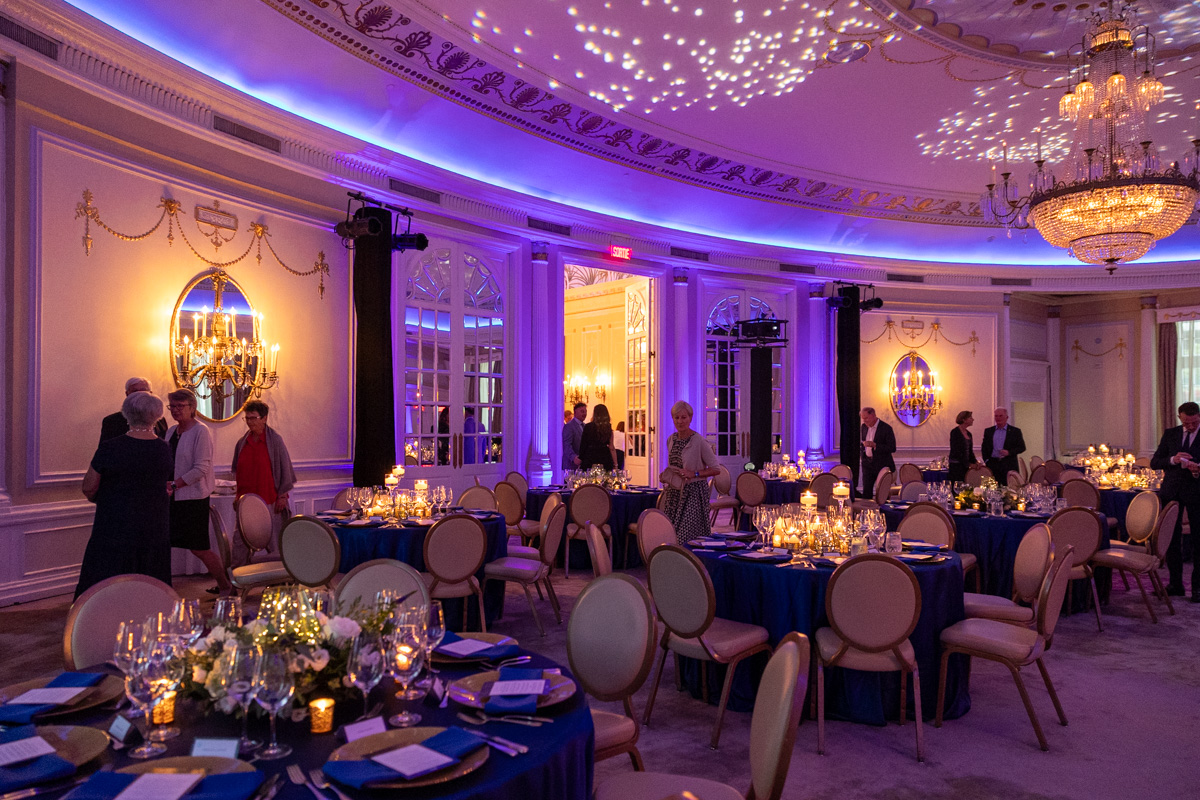 julian-haber-ritz-carlton-montreal-gala-event-photography-oval-room Luxury gala event photography capturing the elegant decor and blue lighting of the Oval Room at the Ritz-Carlton Montréal — Julian Haber