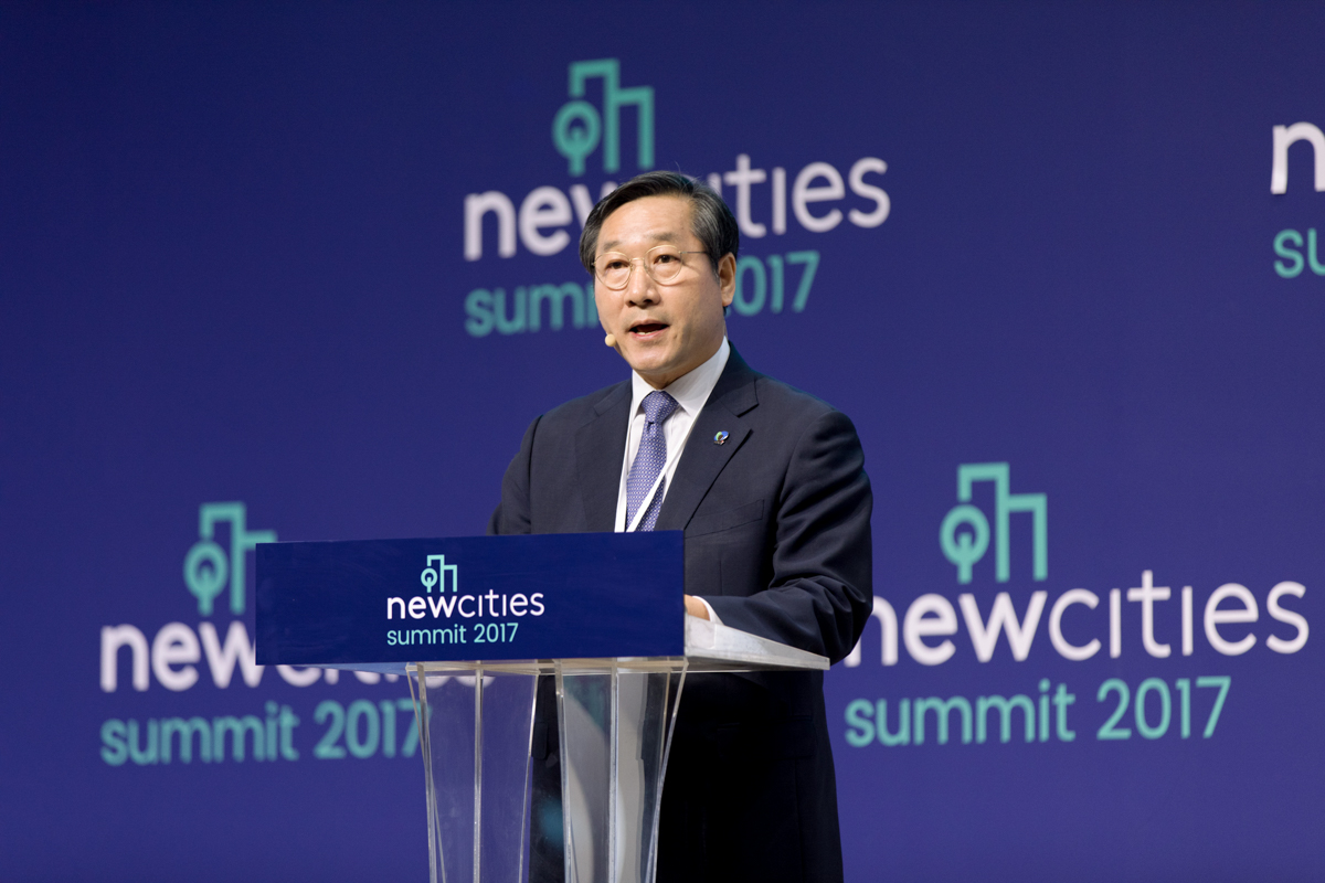 julian-haber-yoo-jeong-bok-mayor-incheon-keynote-address-south-korea Mayor of Incheon Yoo Jeong-bok delivering a keynote address at the NewCities Summit in South Korea, captured with professional event lighting — Julian Haber