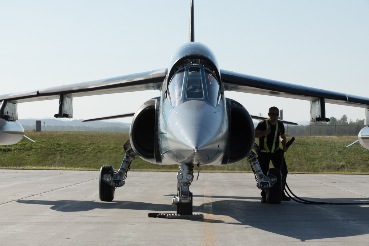 julian-haber-photography-employer-branding-jet-figher-worker-montreal Employer branding photography: aviation mechanic working on Top Aces jet by Julian Haber