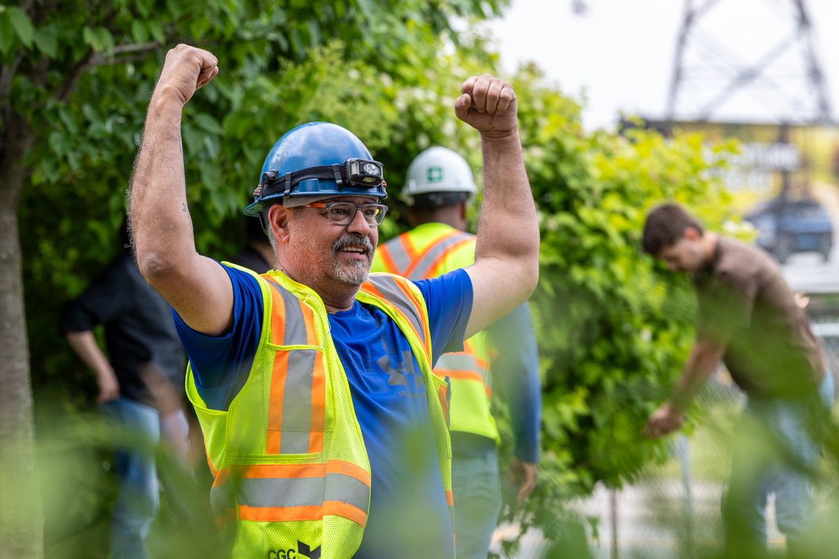 julian-haber-photography-employer-branding-montreal-56 Outdoor employer branding shoot showing team member celebrating a win by Julian Haber