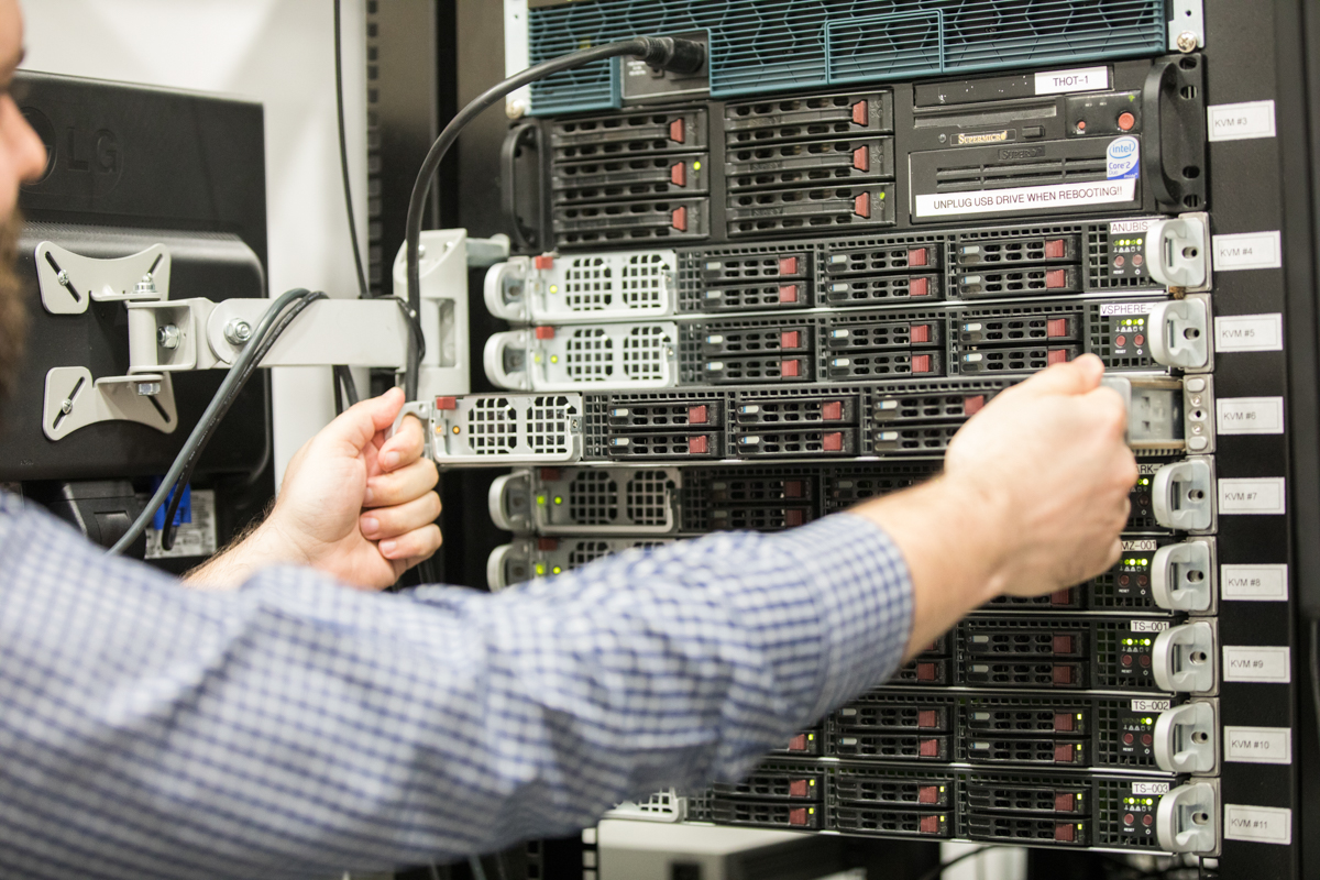 julian-haber-photography-employer-branding-tech-worker-montreal Employer branding: Tech worker installing servers by Julian Haber