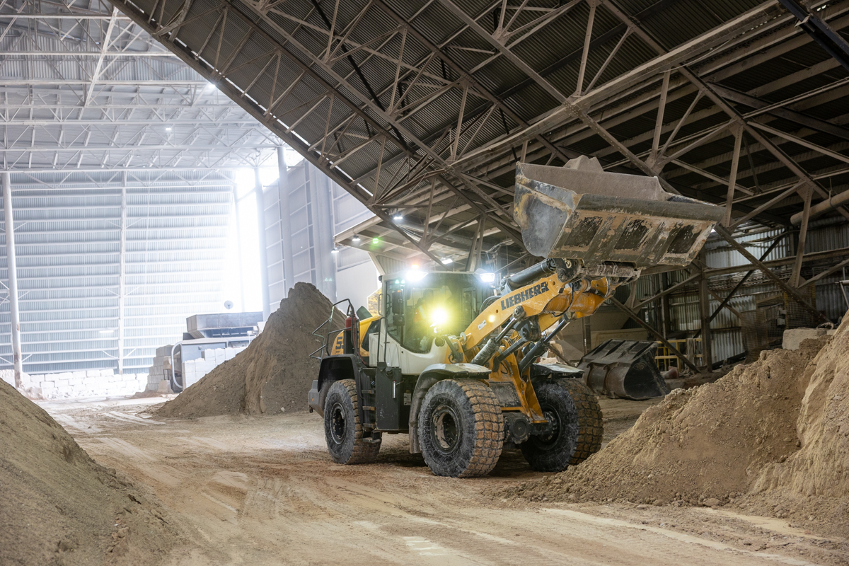 julian-haber-photography-facilities-real-estate-montreal-9 Employer Branding: Heavy equipment operator in action moving gypsum at CGC by Julian Haber